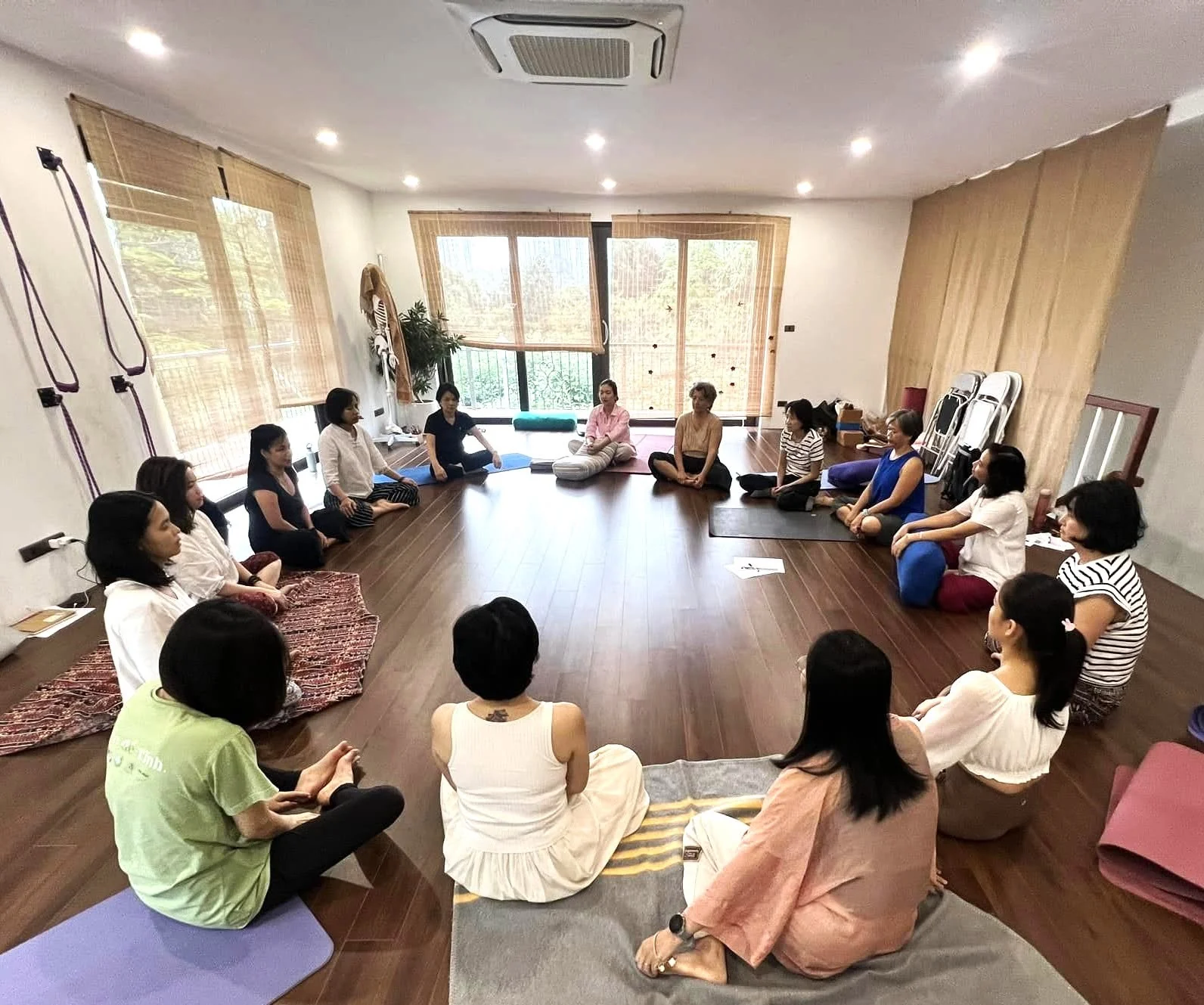 Nhóm ngồi thành vòng tròn trong không gian thực hành